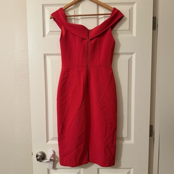 Alice + Olivia Poppy Red Off The Shoulder Fitted Dress - Picture 3 of 4